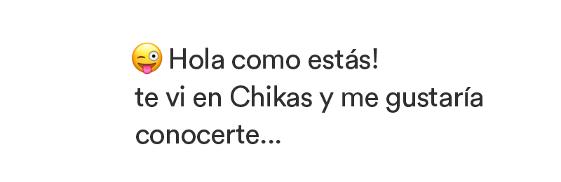 Fan saludando a modelo en Chikas